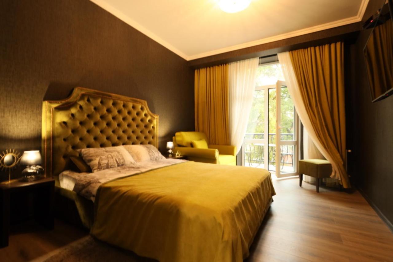 Apartments Lux In City Center Lviv Buitenkant foto